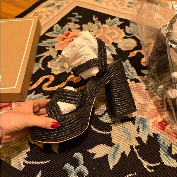 Elegant Black Platform Sandals - Picture 4 of 7